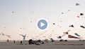 Стотици пъстри хвърчила полетяха над плаж в Дания