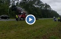 Автомобил прелетя над камион на магистрала в САЩ
