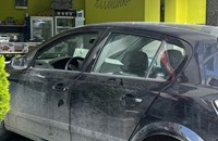 Кола се вряза във витрината на заведение в София