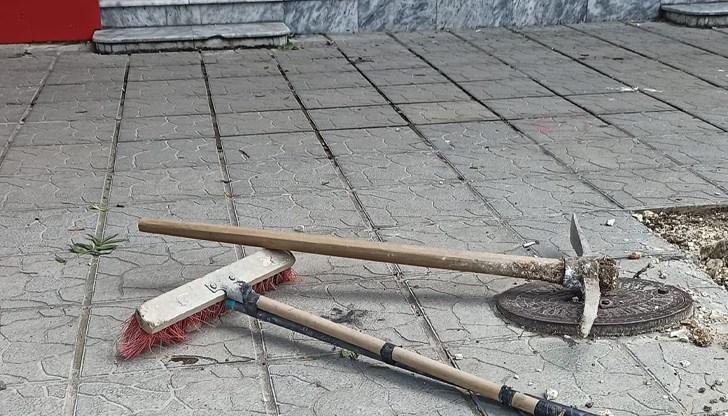 Русенец публикува снимки с оставените от работниците инструменти и боклуци