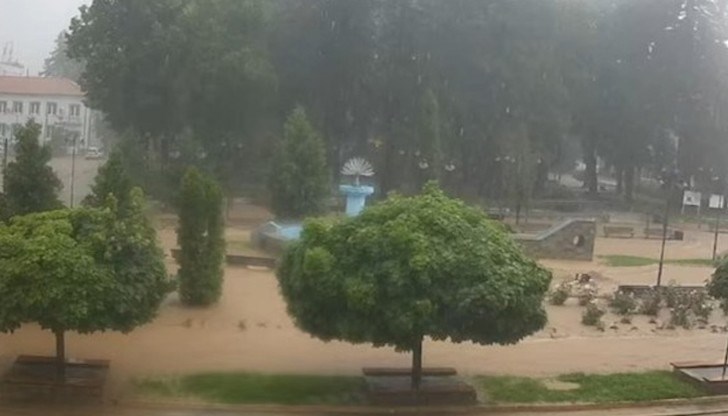 Правителството ще финансира проекти с цел превенция на бедствия регулярно, обеща премиерът