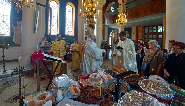 Русенският митрополит Наум отслужи архиерейска света литургия в храма и освещаване на рибен курбан