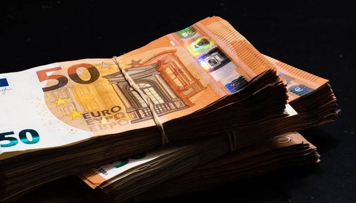 Митническите инспектори открили множество пачки с евро в джобове на яке в шофьорската кабина