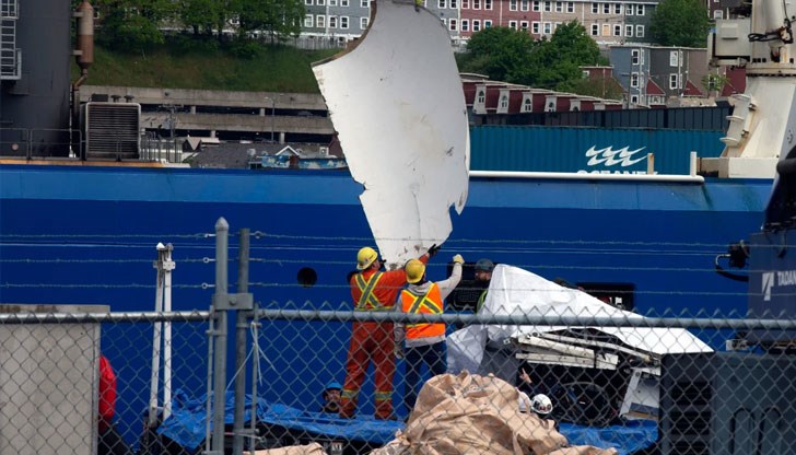 Те бяха разтоварени от борда на кораба Horizon Arctic на кея на канадската брегова охрана в Сейнт Джонс