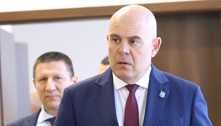 С 16 гласа “за” и 4 гласа “против” ВСС освободи предсрочно Гешев от поста на обвинител номер 1 С 16 гласа “за” и 4 гласа “против” ВСС освободи предсрочно Гешев от поста на обвинител номер 1