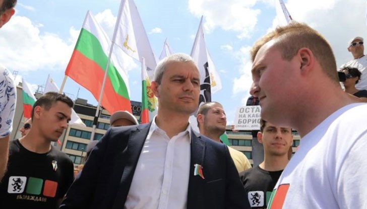 Преди блокадата български флагове и знамена на “Възраждане” се развяваха пред сградата на парламента Преди блокадата български флагове и знамена на “Възраждане” се развяваха пред сградата на парламента