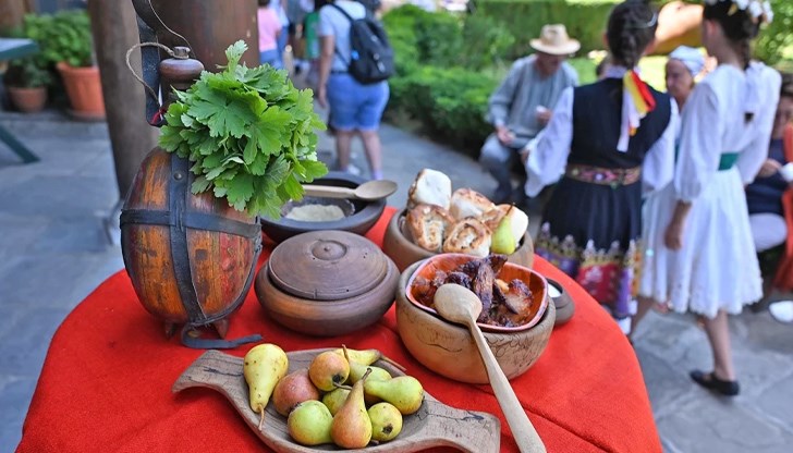 Денят е не само църковен празник, но и личен – носещите имената Петър, Павел, Преслав, Преслава, Полина, Петя, Павлина, Камен, Кремена