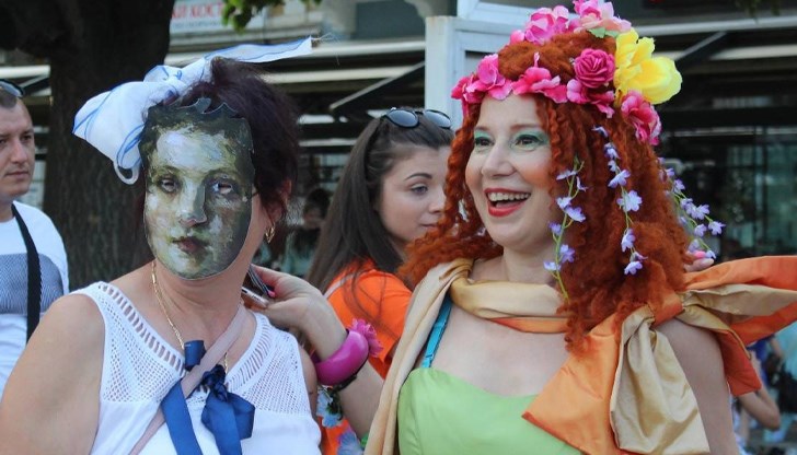 Празничното шествие с концертна програма продължава до късно тази вечер