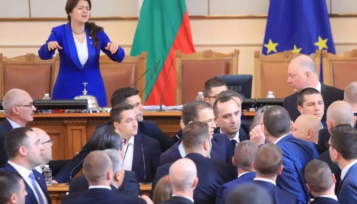 Председателят на парламента и заместниците му съучастват в насилие и унижение над депутат, коментира журналистката Миролюба Бенатова