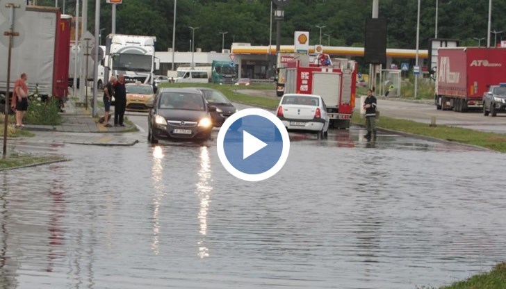 Движението беше спряно, а екипи на ВиК и пожарна отваряха решетките, за да може да се поеме водата от шахтите