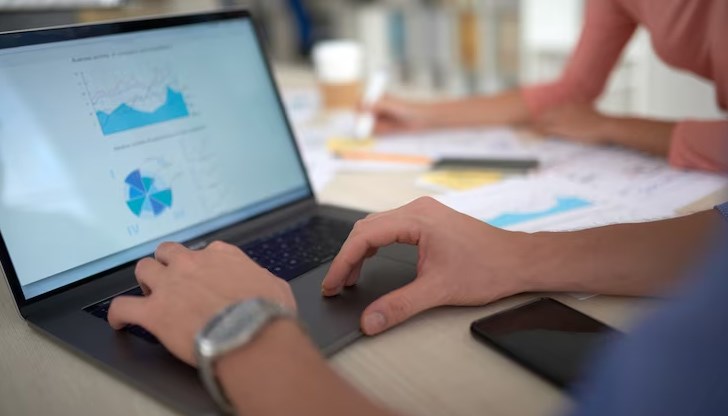 Компанията планира да затвори център за инженерно обучение в Пекин