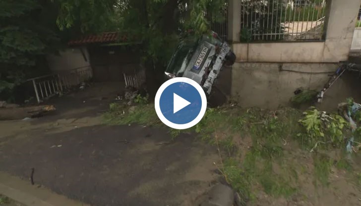 Водата е забила кола в дърво до къща в квартал „Симеоново“