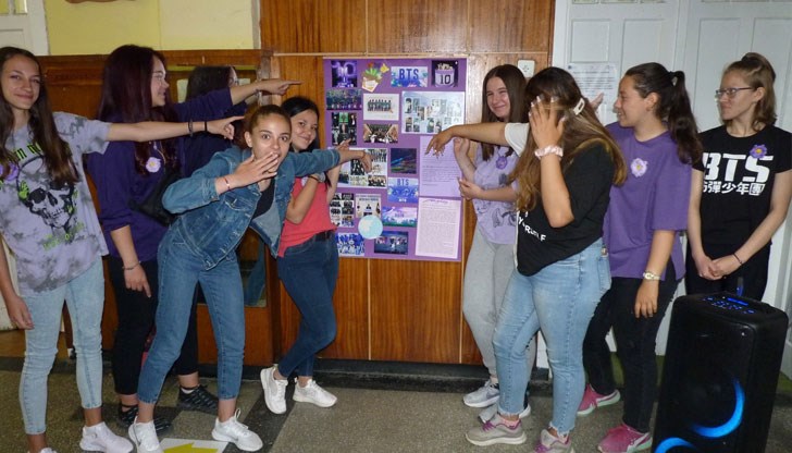 Фенове на корейската поп-група BTS отбелязаха 10-годишнината от дебюта на групата