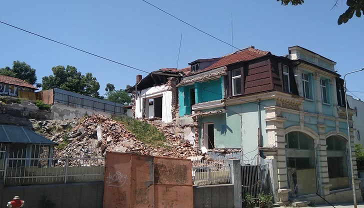 Рушащата се сграда се намира на улица "Цар Калоян"