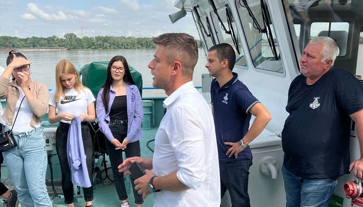 Те се качиха на хидрографския кораб „Дунав 1“