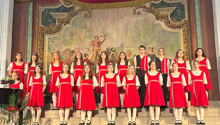 Хористите ще изпълнят произведения от български и чуждестранни автори под диригентството на Весела Тодорова Хористите ще изпълнят произведения от български и чуждестранни автори под диригентството на Весела Тодорова