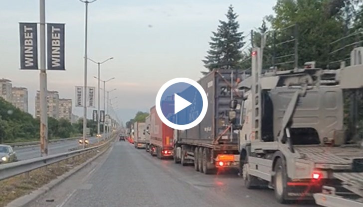 Защо шофьорите на камиони продължават да спят на пътя?