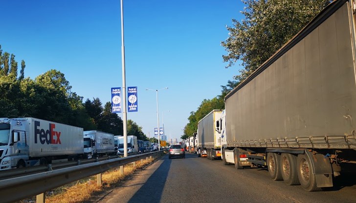 Ще се спират камиони от МВР и от Гредовия мост до входа откъм София