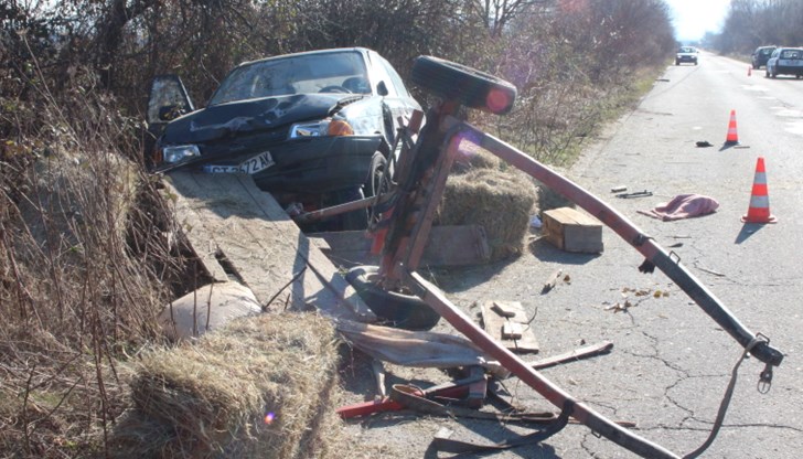 При единия случай 19-годишен шофьор блъсна каруца