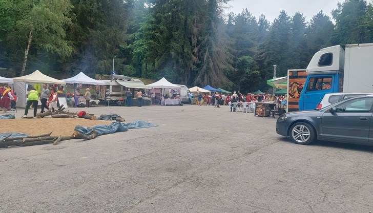 Подготвени са забавления за малки и големи