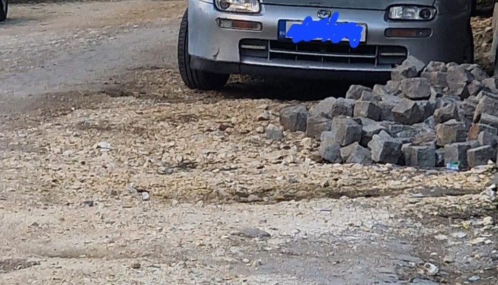 Заради ужасното състояние на улица "Цар Калоян" Милена Павлова удря с гумите на колата си камък, който уцелва жена на тротоара