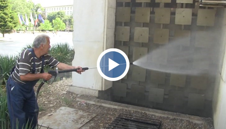 Работници премахват наслоеното с години зацапване от кацащите гълъби