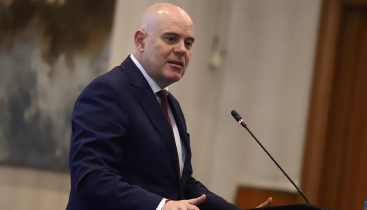 Иван Гешев ще представи заплашителното писмо, което е получил след пристигането си от САЩ, и други писмени доказателства Иван Гешев ще представи заплашителното писмо, което е получил след пристигането си от САЩ, и други писмени доказателства