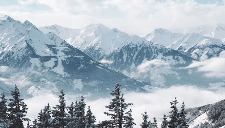 Мъжът е бил пометен от малка снежна лавина Мъжът е бил пометен от малка снежна лавина