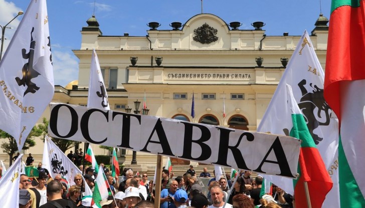 Движението по булевард "Цар Освободител" между двете институции е блокирано