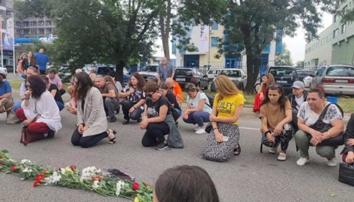 На мястото на инцидента върху пътното платно бяха положени цветя