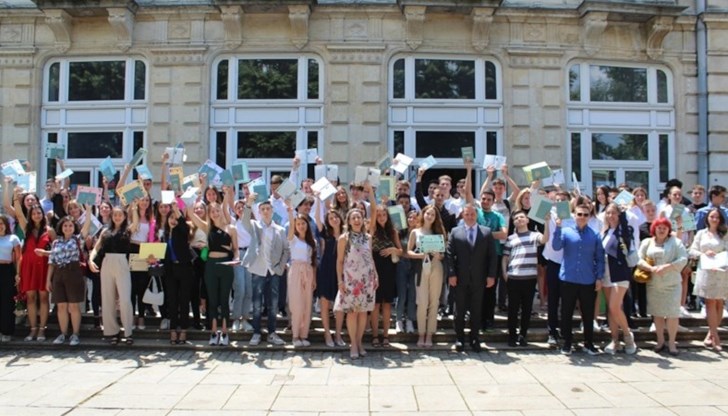 82 ученици завършиха обучението си с отличен успех