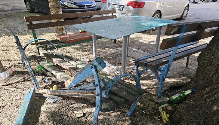 Детската площадка до блок "Мара Манева" в Русе напомня за военна обстановка