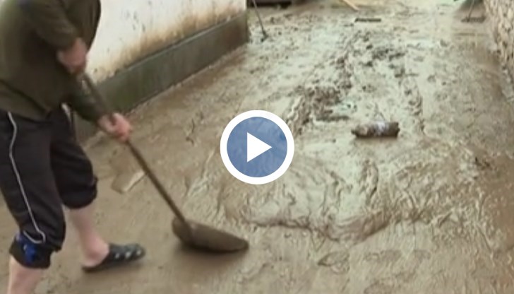 Наводнени са важни пътища и няколко населени места