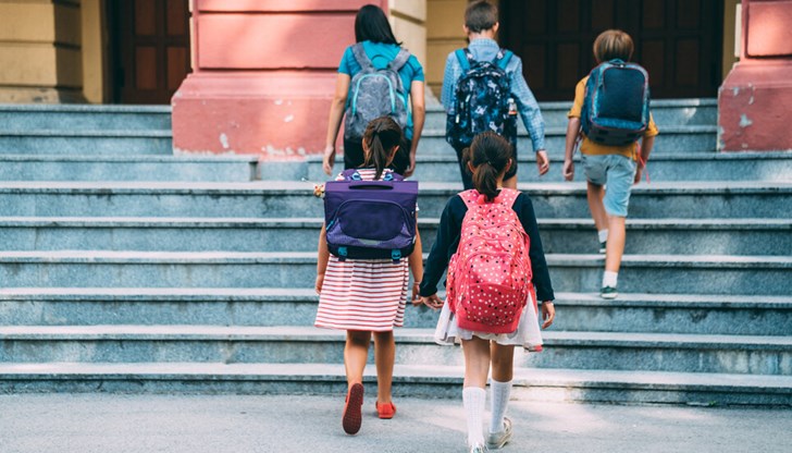 Започна приемане на документите за помощ за учениците от първи до четвърти клас включително Започна приемане на документите за помощ за учениците от първи до четвърти клас включително