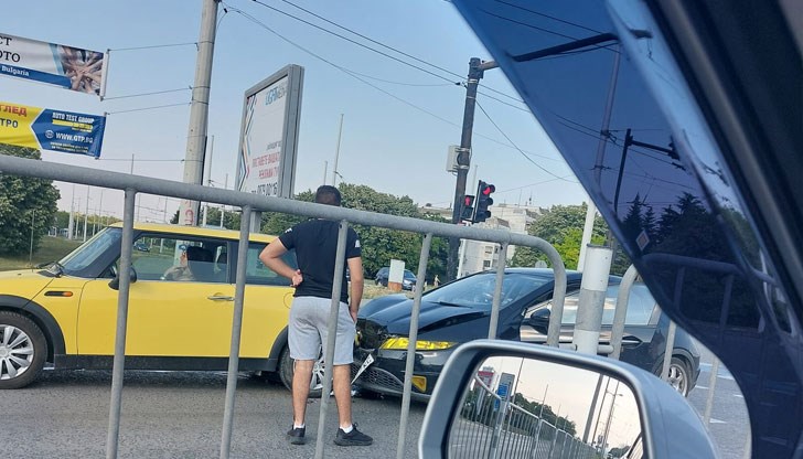 Два леки автомобила се удариха на кръстовището между кварталите "Дружба" и "Чародейка"
