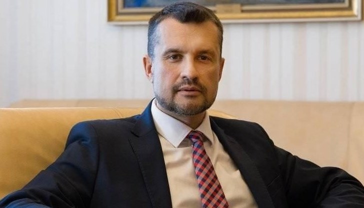 Той играе колаборативно или близо с Бойко Борисов и не изпълнява Конституцията, смята политологът