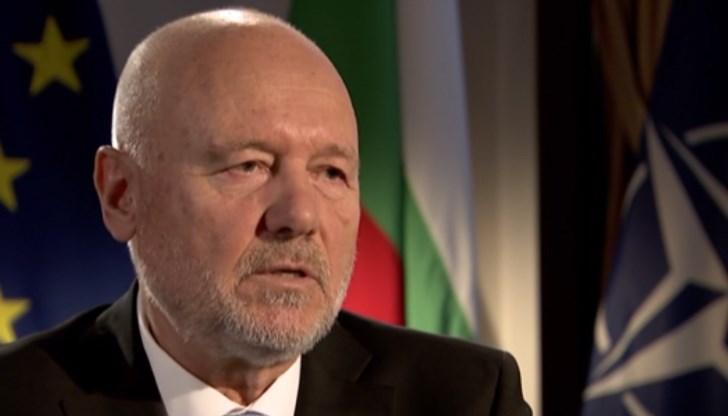 По думите му поддържането на тези самолети струва десетки милиони По думите му поддържането на тези самолети струва десетки милиони