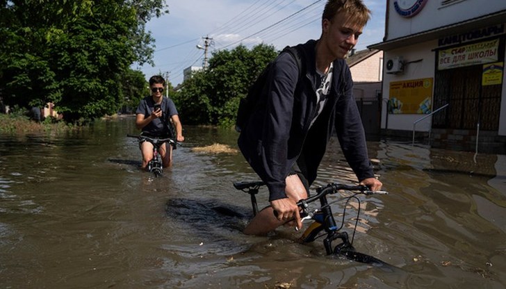 Украйна обвини Русия, че е взривила язовирната стена, предизвиквайки огромно наводнение