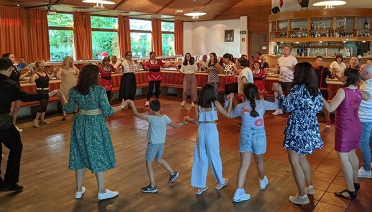 Присъстващите изпълниха песни и хора от всички краища на България Присъстващите изпълниха песни и хора от всички краища на България