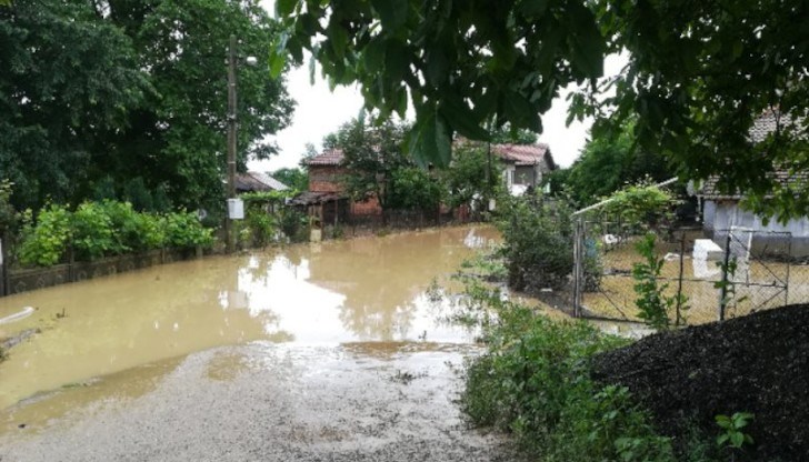Спасителни екипи през нощта са пренасяли на ръце възрастни хора от домовете им
