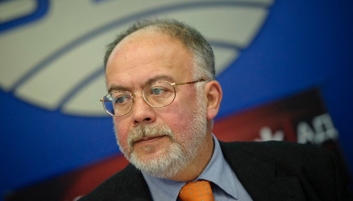 Това е една коалиция, която не е коалиция, а нещо отгоре, коментира социологът