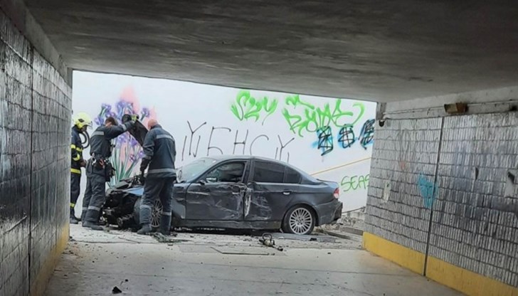 Автомобилът е ударил електрически стълб и влетял в подлеза