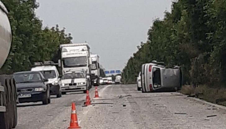 Лек автомобил се е обърнал до разклона за Гривица