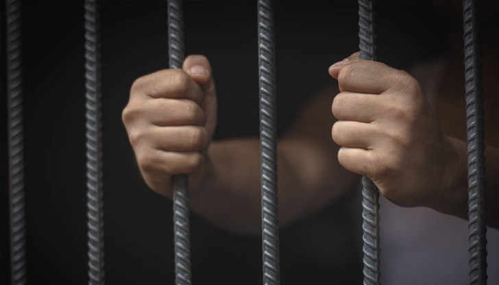 Мъжът пребил жената и я заплашил с убийство