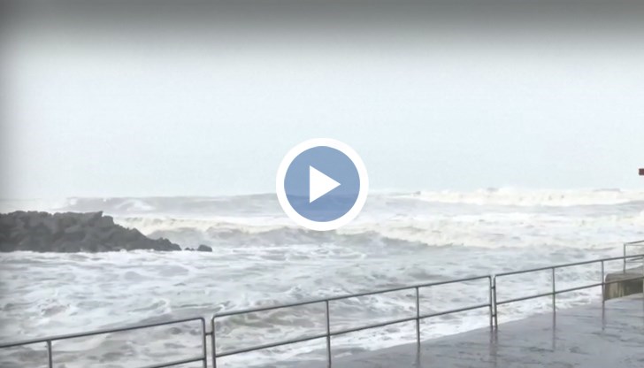 Причината е циклонът „Бипарджой”, който носи ветрове със скорост 150 километра в час