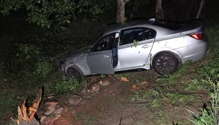 „БМВ“-то му се е забило в дърво тази нощ