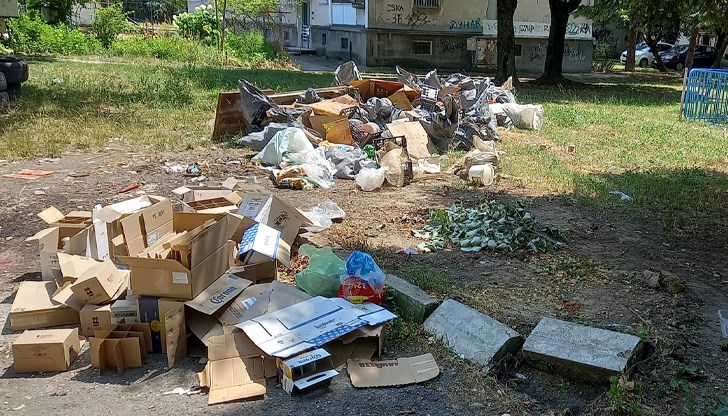 Градинка в квартал "Здравец" се е превърнала в бунище, сигнализира русенец в мрежата