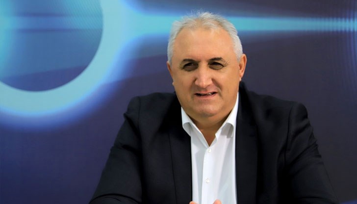 Призовавам представителите на "Продължаваме промяната" и на ДБ да проведат мъжки разговор с Иван Гешев, заяви той