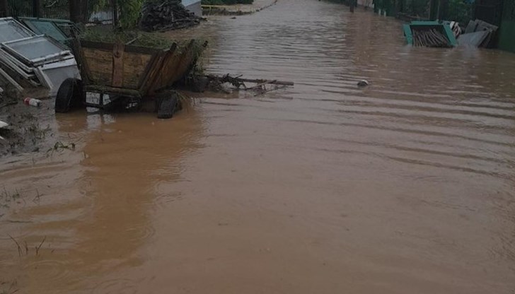 Река Малък Искър излезе от коритото си