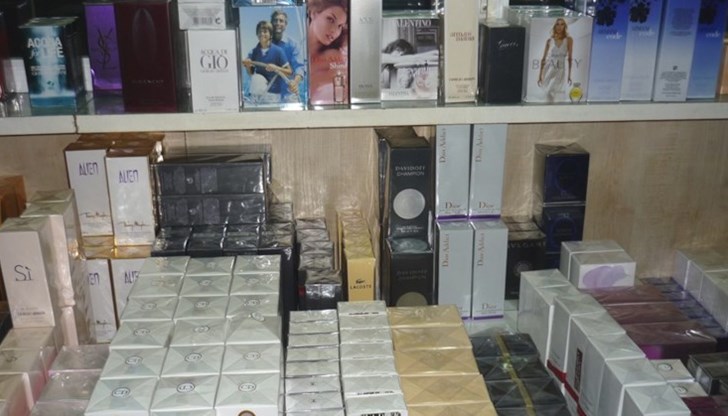 Стоките са открити при проверки на два товарни автомобила, влизащи в страната от Турция /снимката е илюстративна/ Стоките са открити при проверки на два товарни автомобила, влизащи в страната от Турция /снимката е илюстративна/